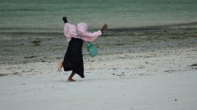 Mädchen am Strand.JPG