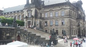 Brühlsche Terrasse - Aufgang und Palais Brühl.JPG