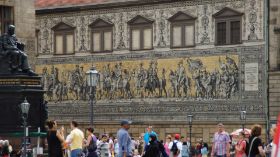 Fürstenzug mit Friedrich August-Denkmal.JPG