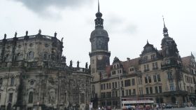 Katholische Hofkirche und Residenzschloss.JPG