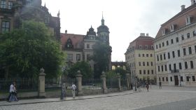 Residenzschloss mit Verbindungsbrücke zum Taschenbergpalais.JPG
