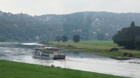 Schaufelraddampfer auf der Elbe.JPG