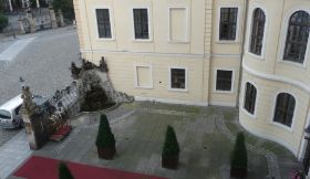 Taschenbergpalais - Blick aus unserem Zimmer auf den Haupteingang.JPG