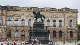 Theaterplatz mit König-Johann-Denkmal.JPG