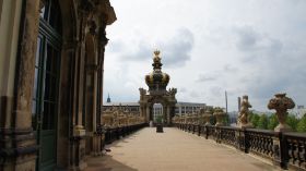 Zwinger - Blick auf das Kronentor.JPG
