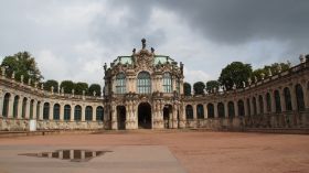 Zwinger - Blick auf den Wallpavillon.JPG