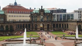 Zwinger - Blick auf Glockenspielpavillon.JPG